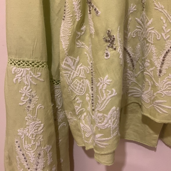 NWT Bell sleeve top - white embroidery & silver beading PALE LIME US XL - Picture 3 of 12
